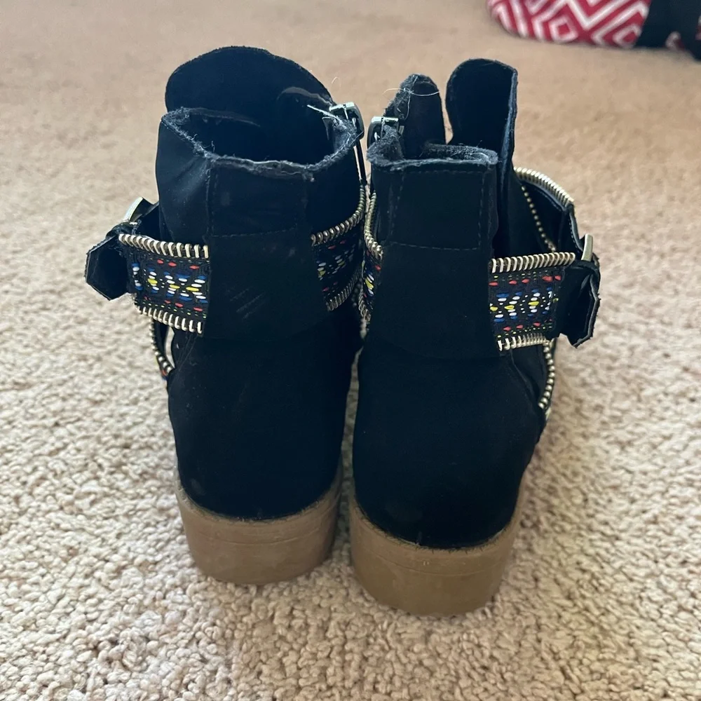 Boots - Picture 4 of 6